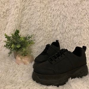 Black chunky sneakers